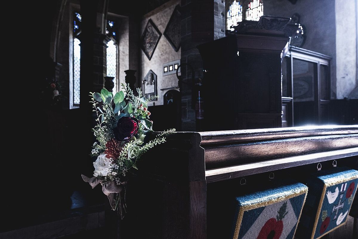 Bancs d'une église décorés de fleurs le matin d'un mariage (photo d'illustration)