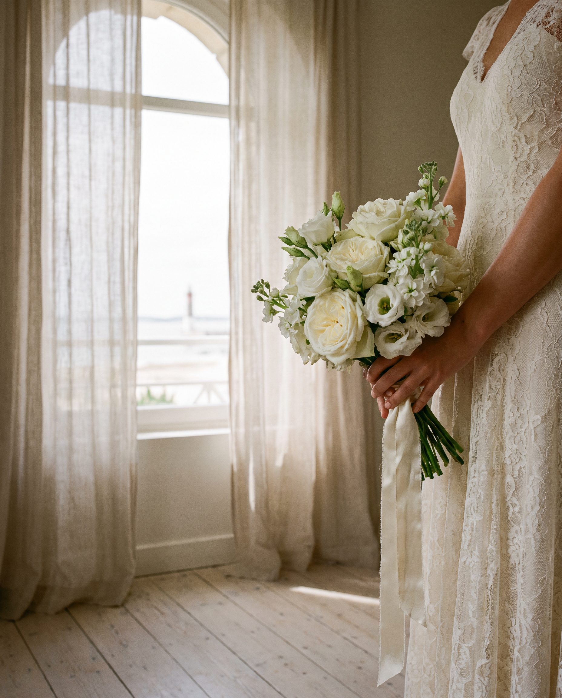 Bouquet rond de roses blanches