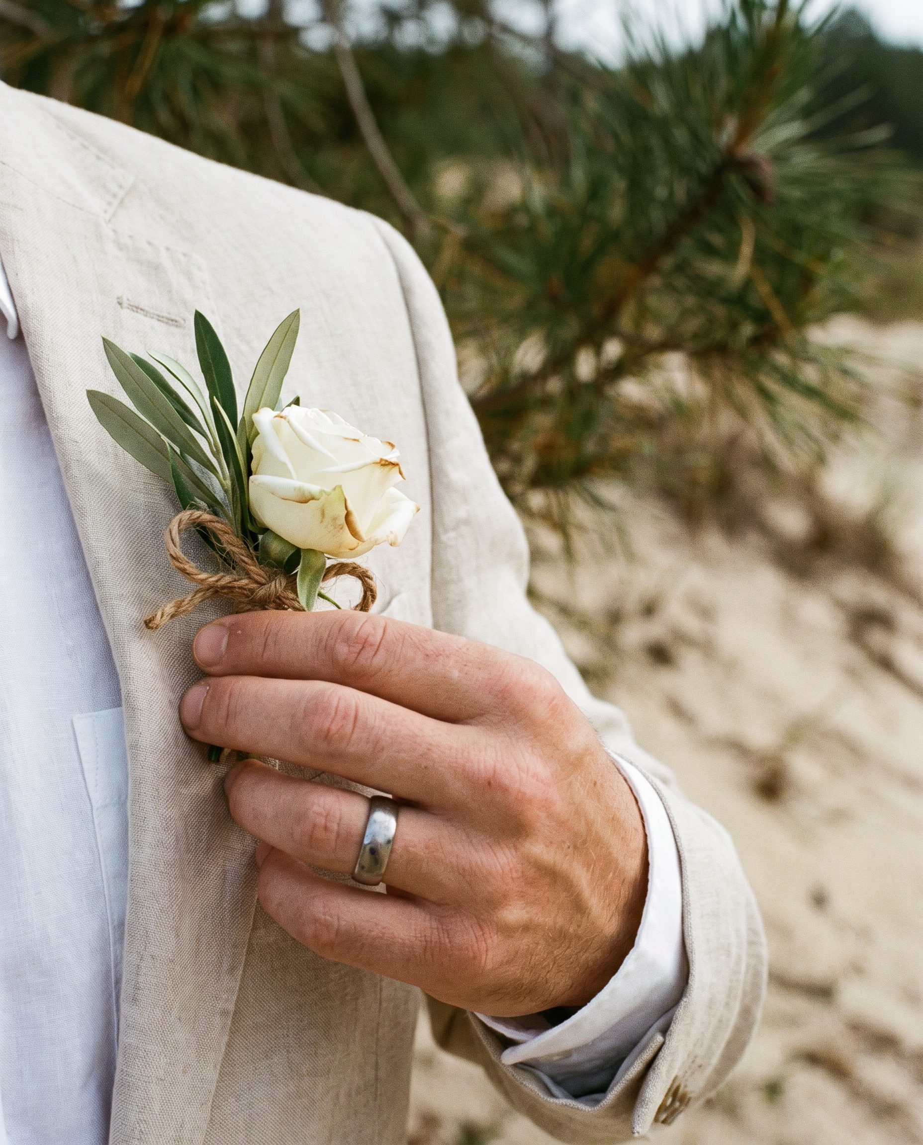 Boutonnière à la rose et à l'olivier